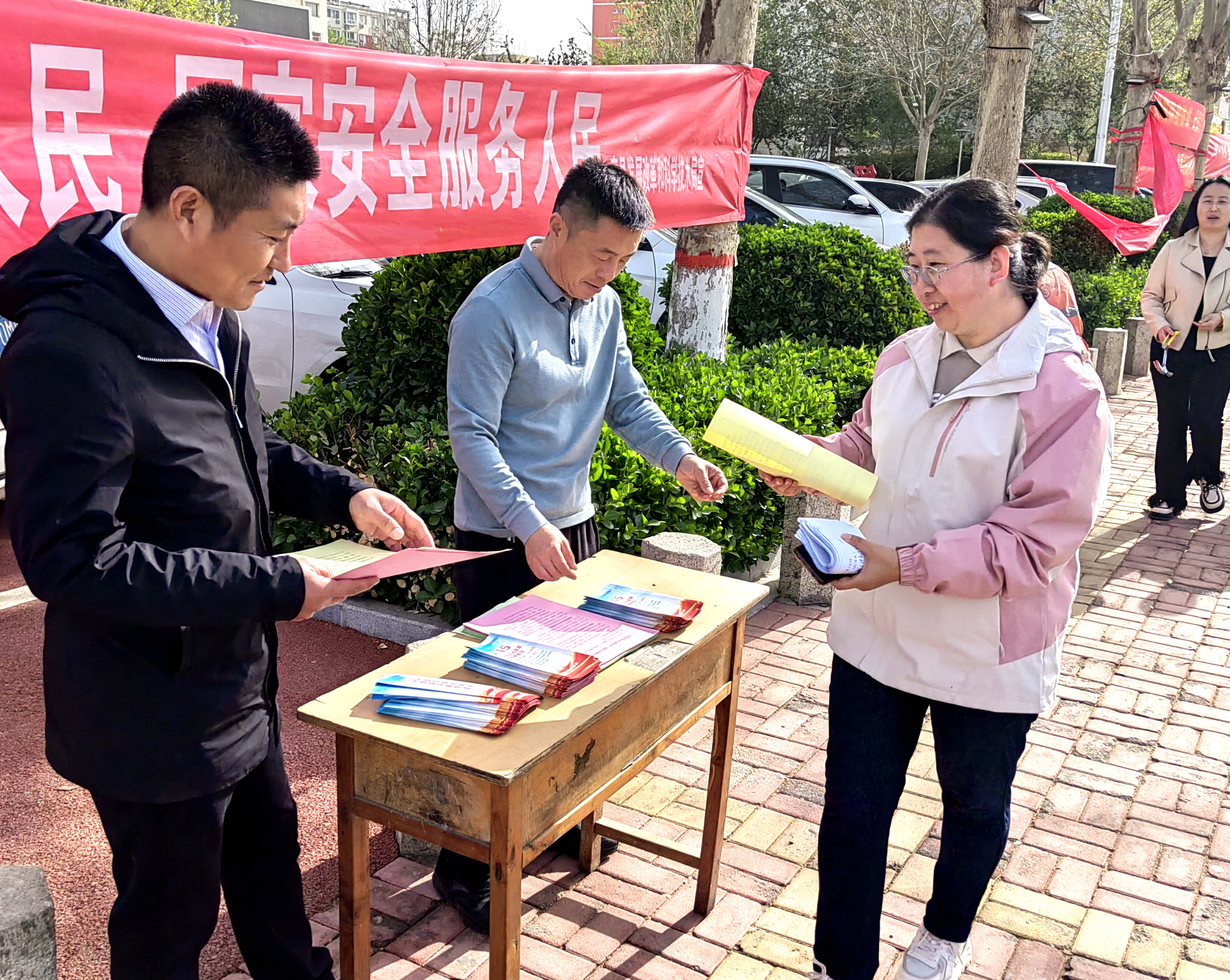 河北唐縣：多部門協同開展“4·15”全民國家安全教育日宣傳活動_fororder_國家安全教育宣傳活動現場 (2)
