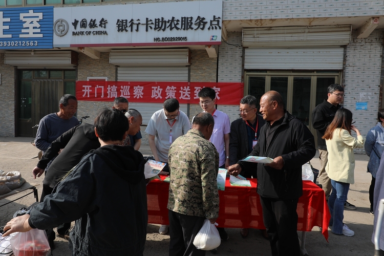 保定市滿城區：開門搞巡察 政策送到家_fororder_活動攤位前大批村民前來駐足詢問政策 攝影 南雙雙