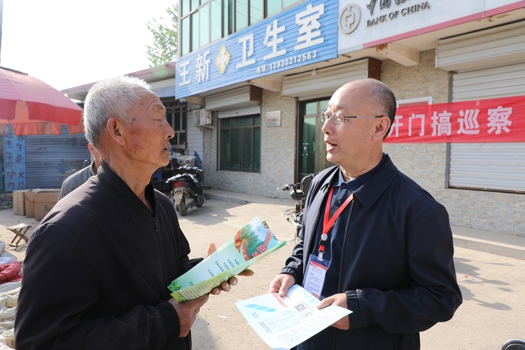 保定市滿城區：開門搞巡察 政策送到家_fororder_工作人員耐心細緻地向村民解讀政策 攝影 南雙雙