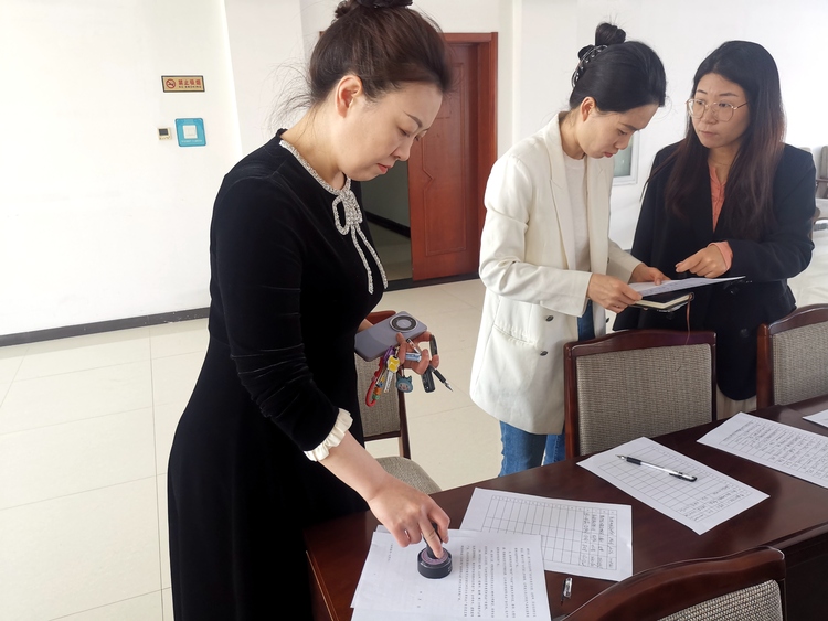 唐山市路北區召開2024年廣告業與互聯網廣告行為培訓會_fororder_圖為培訓會現場，參會單位簽訂《廣告業守法經營承諾書》孫靜茹 攝 (2)