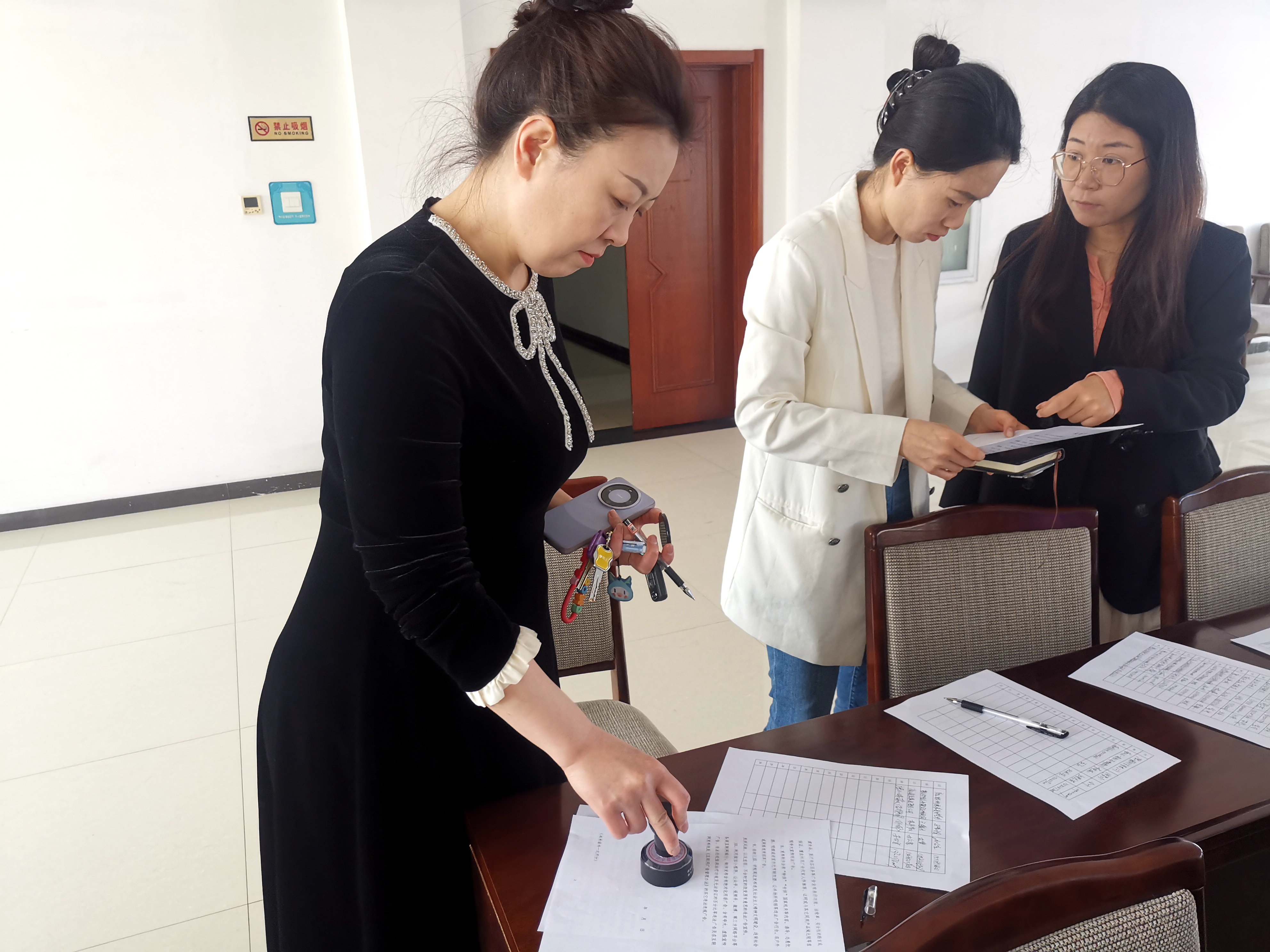 唐山市路北區召開2024年廣告業與互聯網廣告行為培訓會_fororder_圖為培訓會現場，參會單位簽訂《廣告業守法經營承諾書》孫靜茹 攝 (2)
