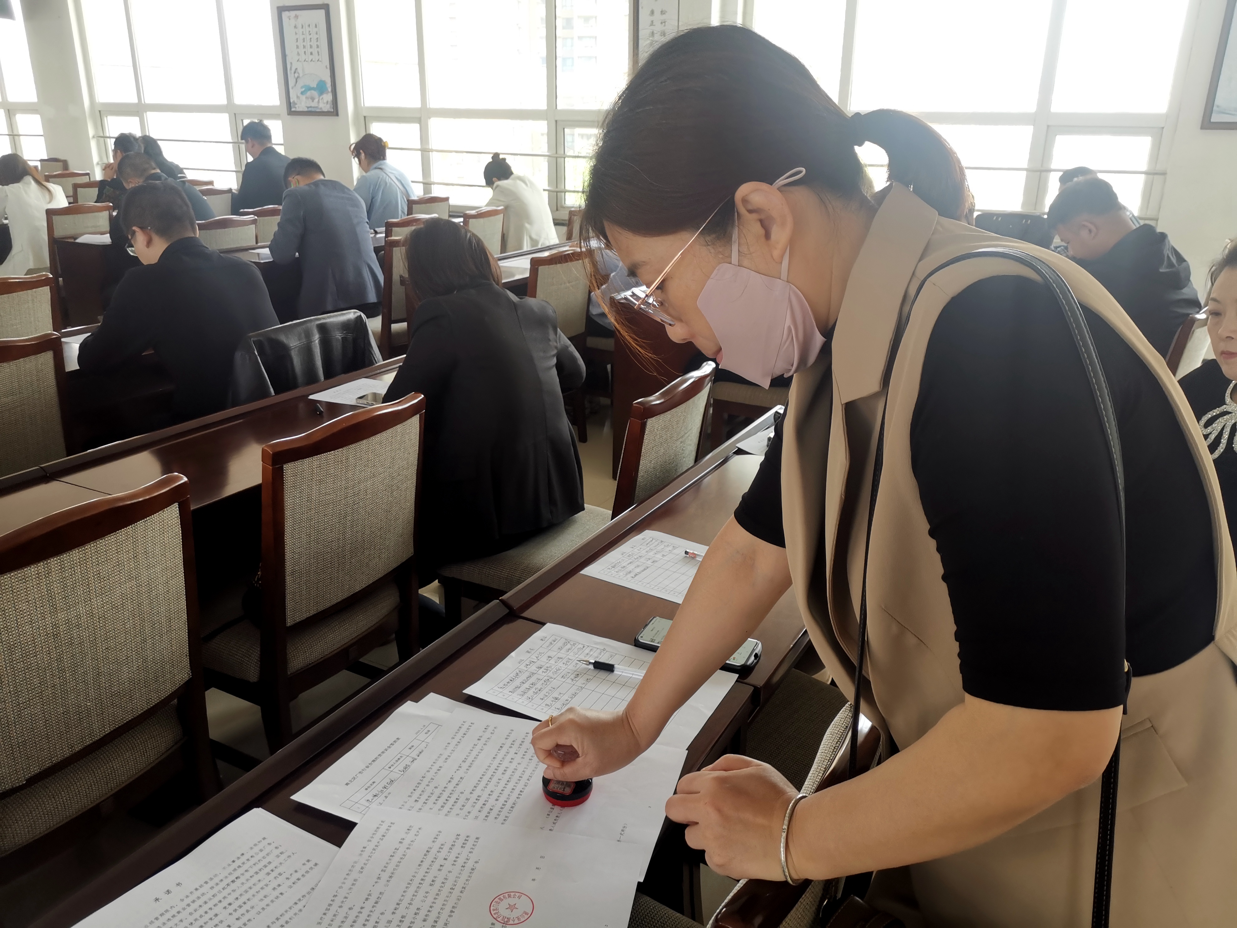 唐山市路北區召開2024年廣告業與互聯網廣告行為培訓會_fororder_圖為培訓會現場，參會單位簽訂《廣告業守法經營承諾書》孫靜茹 攝