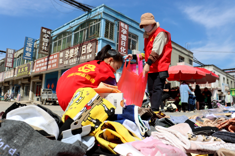河北獻縣：小小志願者 集市服務忙_fororder_圖片 4