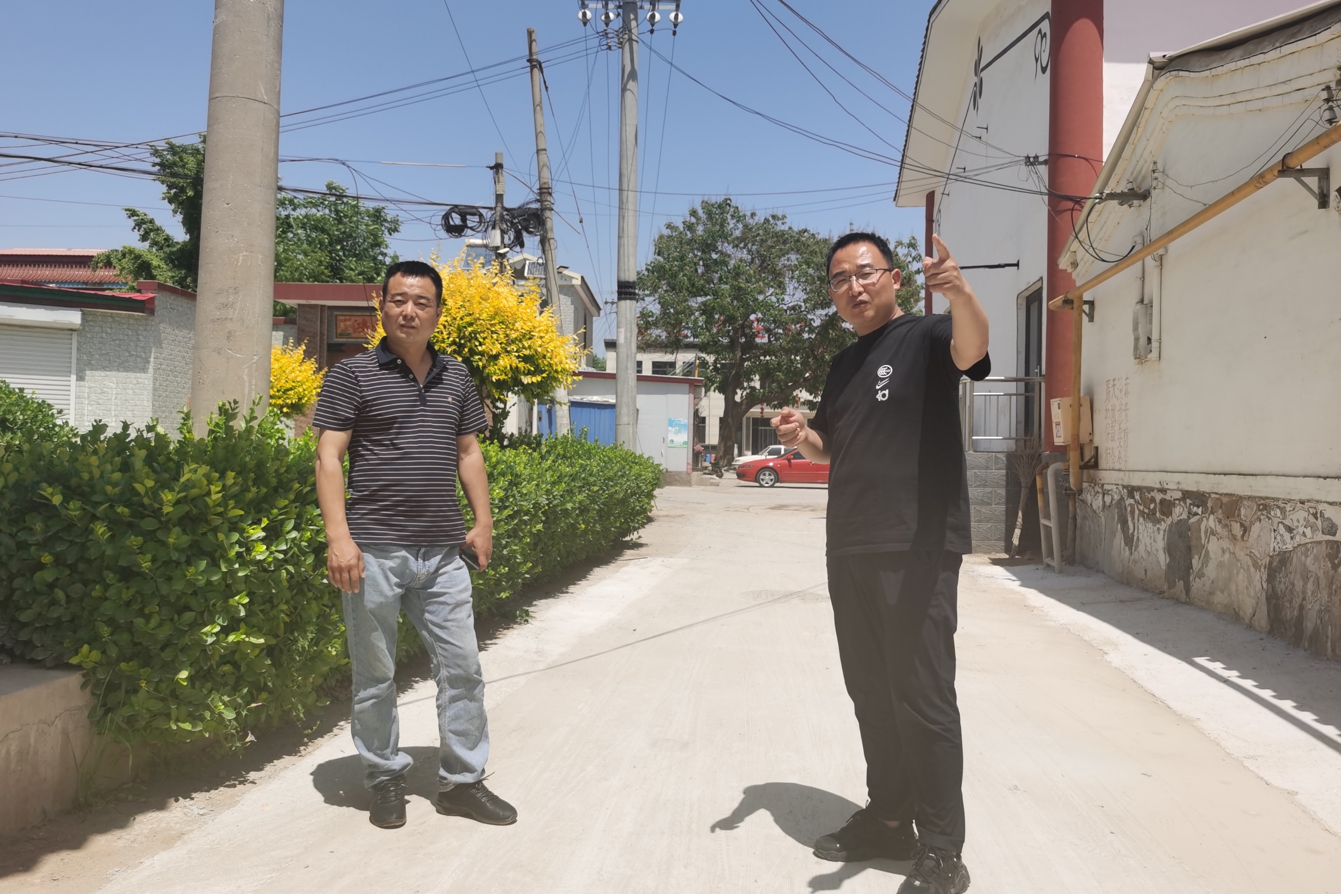 保定徐水區：齊心建和美 古村氣象新_fororder_王小宇（右）和村幹部王艷軍查看新修的水泥路。周苗苗攝