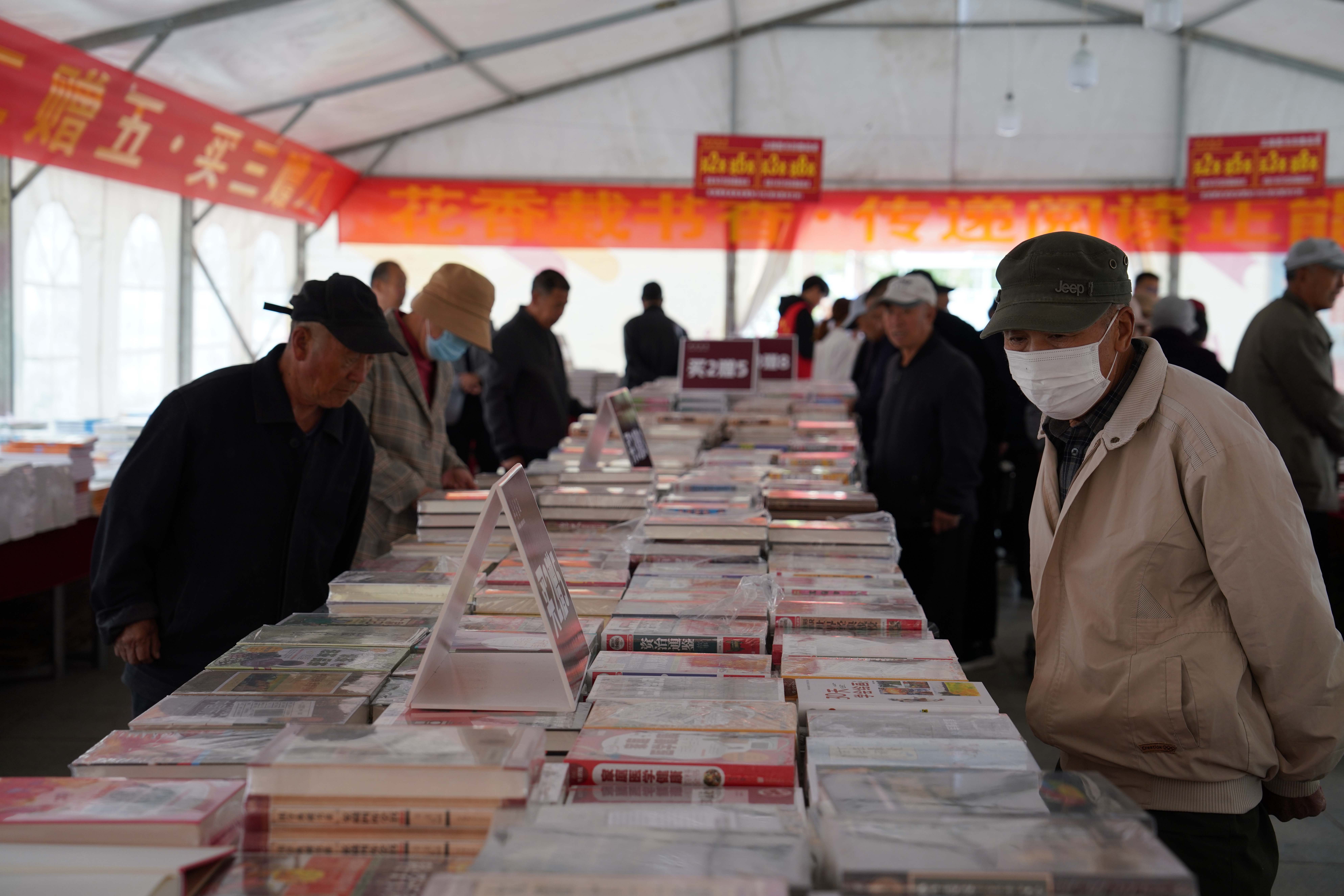 河北清苑：舉辦全民閱讀·2024書香節_fororder_清苑區全民閱讀·2024書香節現場，市民瀏覽圖書。攝影 王磊