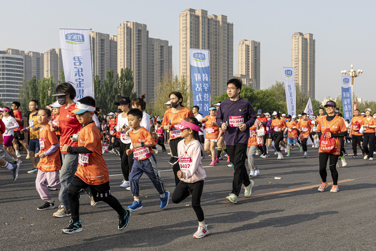 2024保定馬拉松鳴槍開跑_fororder_參賽選手激情奔跑。羅大慶攝