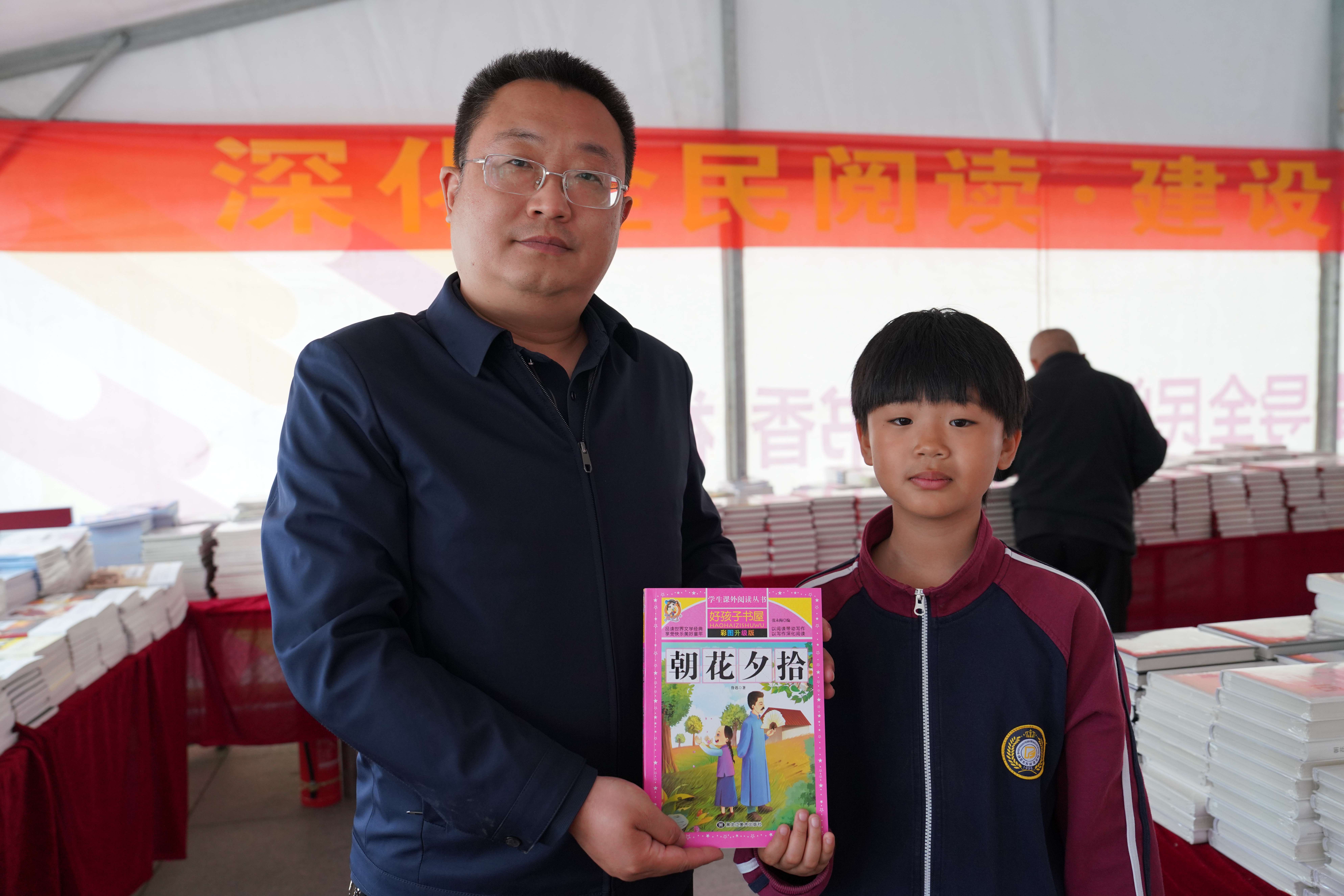 河北清苑：舉辦全民閱讀·2024書香節_fororder_工作人員為學生捐贈圖書。攝影 王磊