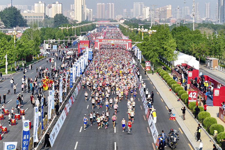 2024保定馬拉松鳴槍開跑_fororder_2024保定馬拉鬆開跑。羅大慶攝