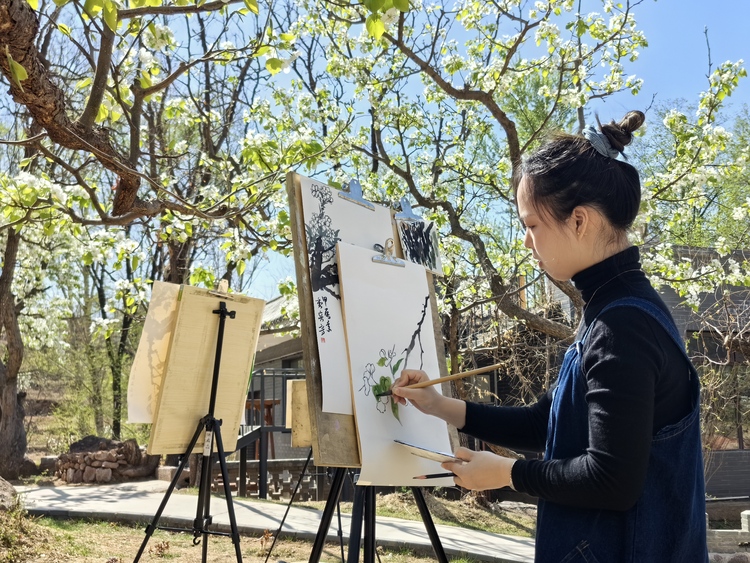 河北承德縣：春到燕山景如畫 豐富消費新場景_fororder_圖六為：書畫愛好者在承德縣唐家灣丹霞溫泉度假區進行創作。 關鵬玉 攝