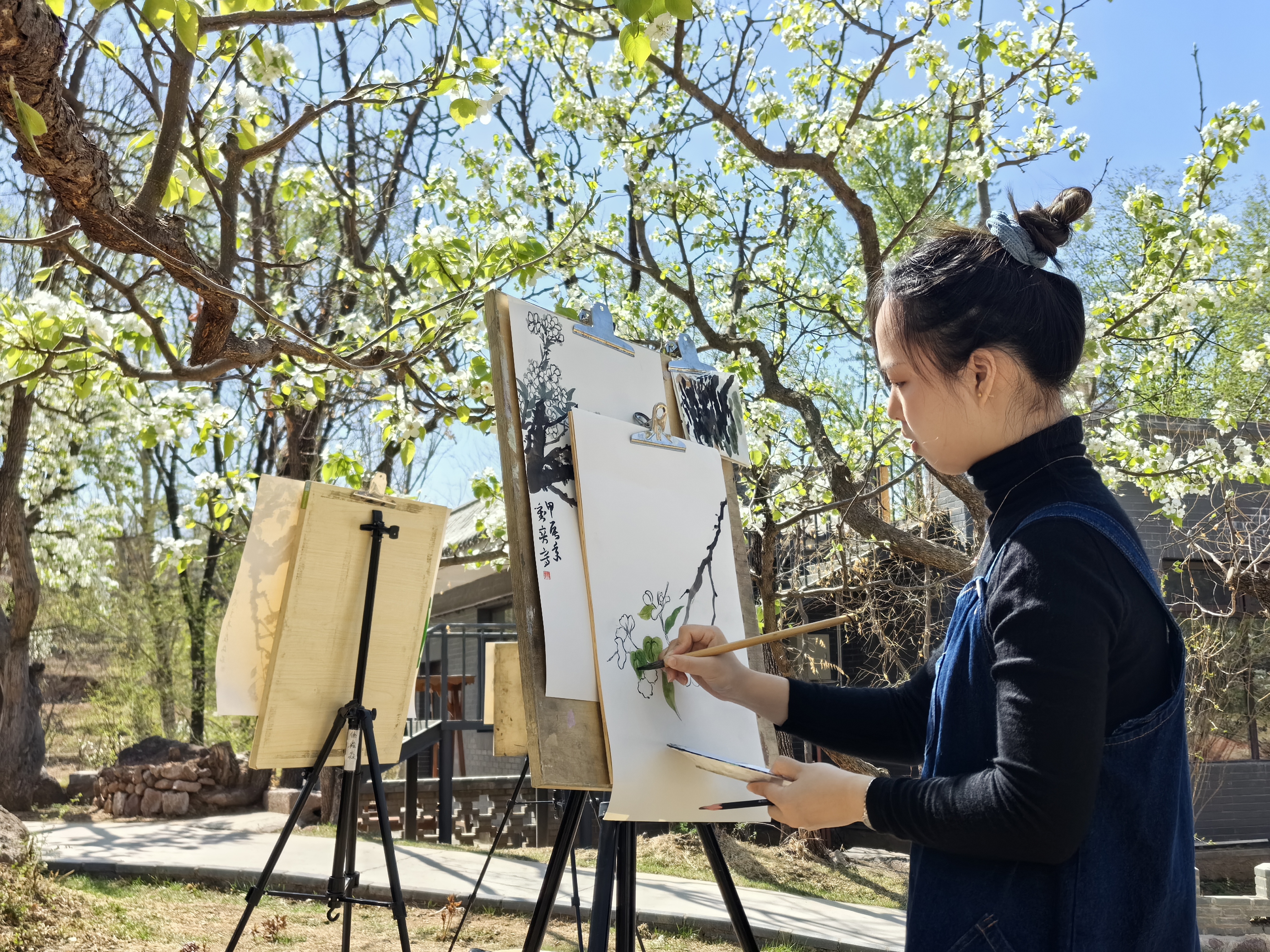 河北承德縣：春到燕山景如畫 豐富消費新場景_fororder_圖六為：書畫愛好者在承德縣唐家灣丹霞溫泉度假區進行創作。 關鵬玉 攝