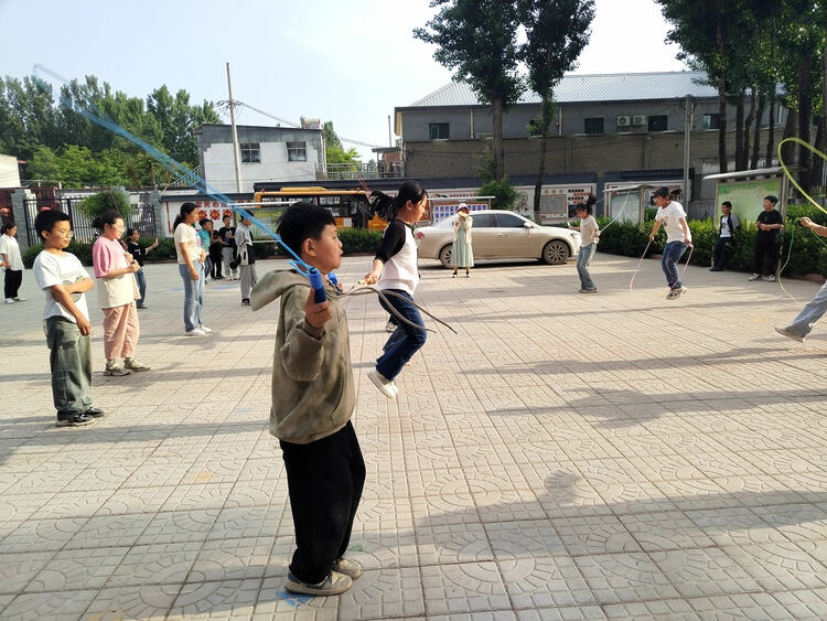 圖片默認標題_fororder_同學們爭分奪秒地跳繩