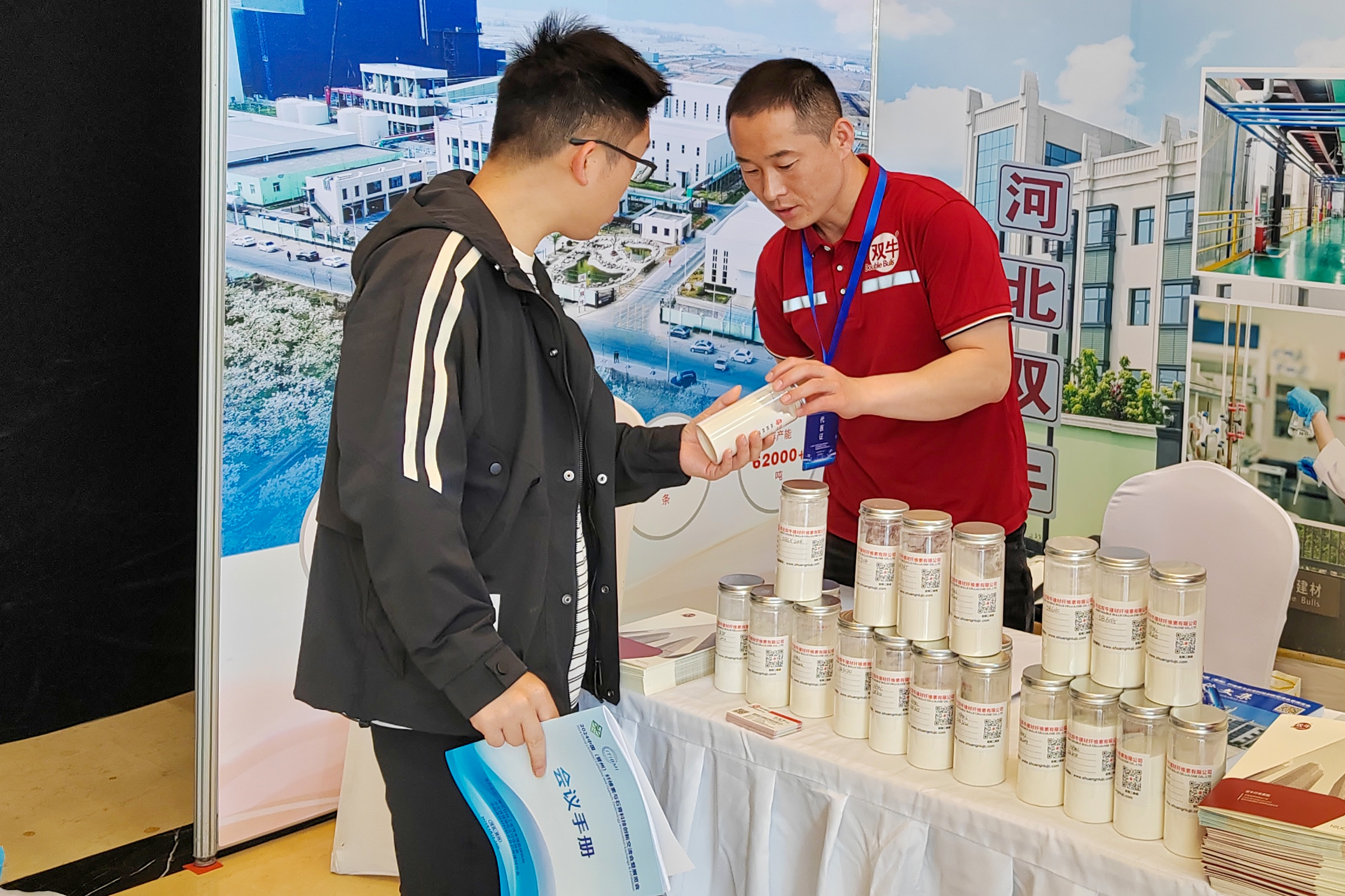 2024中國（晉州）纖維素與石膏科技創新交流會暨展覽會盛大開幕_fororder_活動中，企業負責人正在介紹企業的産品。