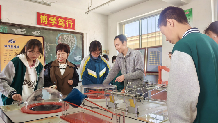 河北唐縣：農村科技館點燃學生“科技夢”_fororder_農村科技館的負責人正向學生們現場演示科普展品