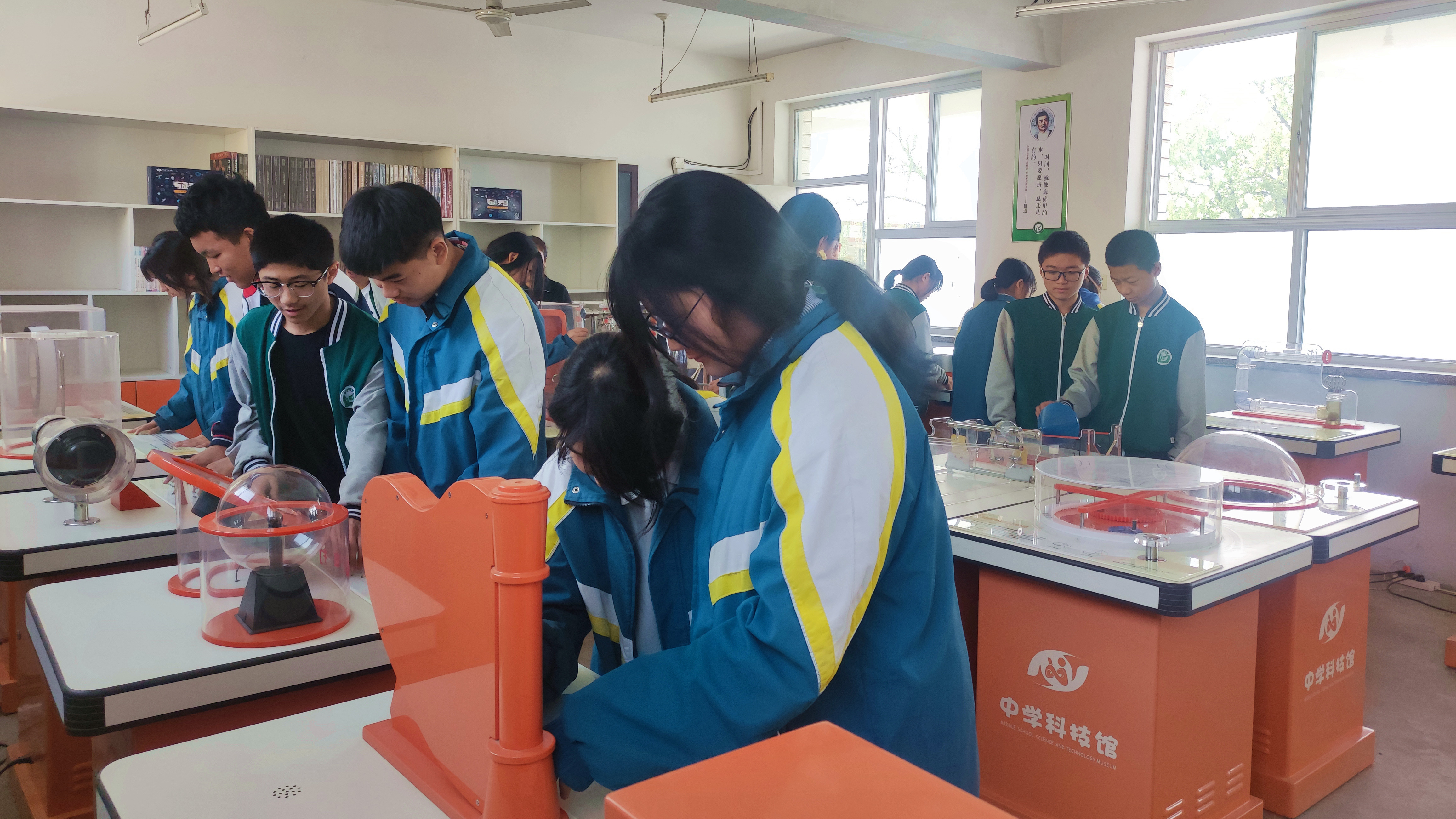 河北唐縣：農村科技館點燃學生“科技夢”_fororder_學生們正對20個展臺和展板逐一參觀