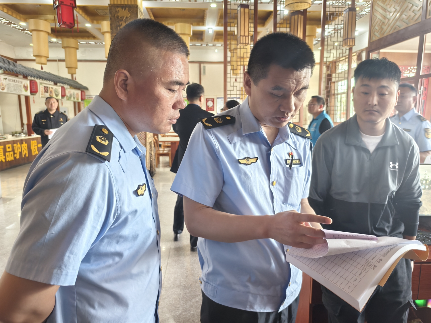 保定市滿城區開展高速服務區五一節前專項檢查_fororder_工作人員檢查食品臺賬 攝影 賈林靜