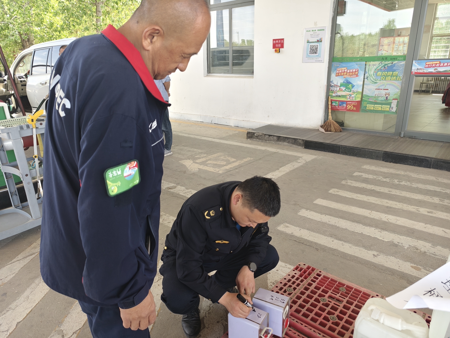 保定市滿城區開展高速服務區五一節前專項檢查_fororder_抽檢加油站油品品質 攝影 賈林靜