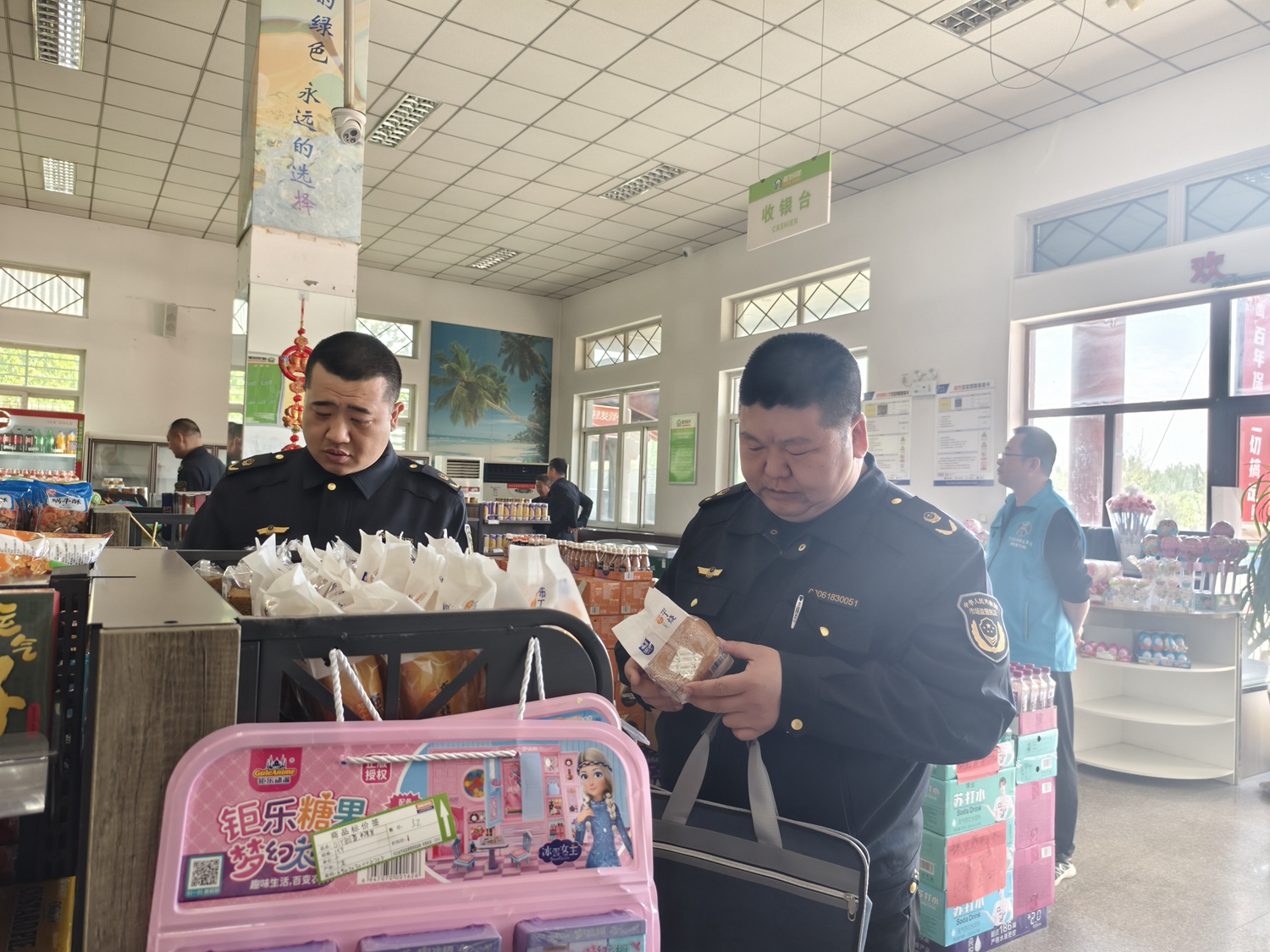 保定市滿城區開展高速服務區五一節前專項檢查_fororder_抽檢服務區超市食品 攝影 賈林靜