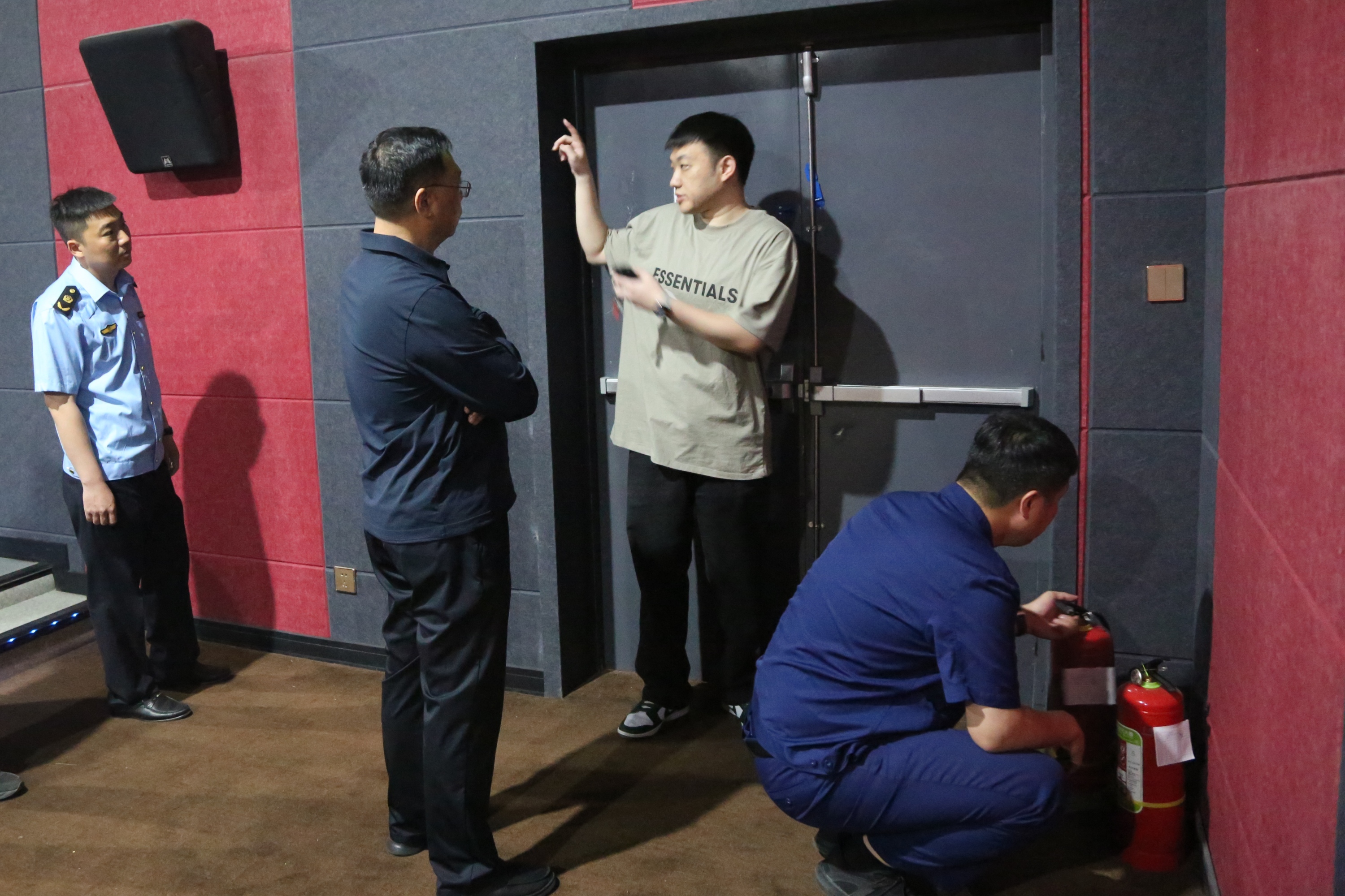 河北定興：安全檢查係民生 “掃黃打非”同步行_fororder_003