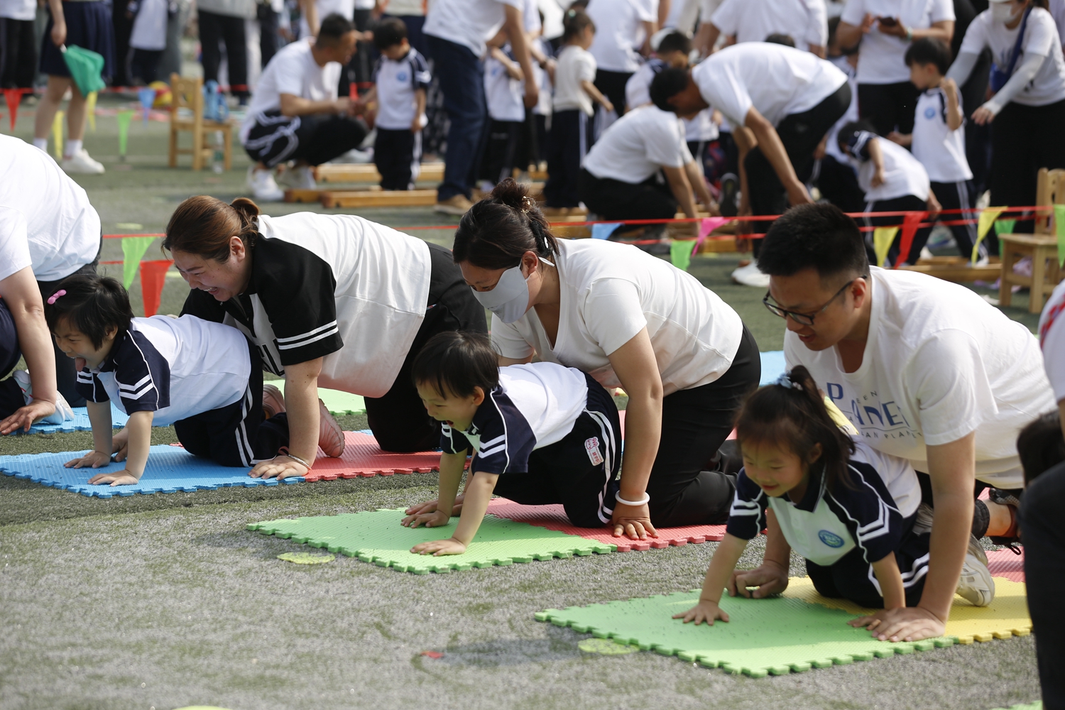 保定市滿城區舉行“愛運動、健體魄、親子行”親子運動會_fororder_圖為比賽精彩瞬間 攝影 范紅霞 (2)