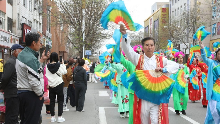 河北平泉：秧歌環城展演迎“五一”小長假_fororder_圖片 4