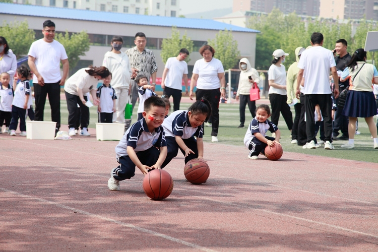 保定市滿城區舉行“愛運動、健體魄、親子行”親子運動會_fororder_歡樂的比賽現場 攝影 范紅霞