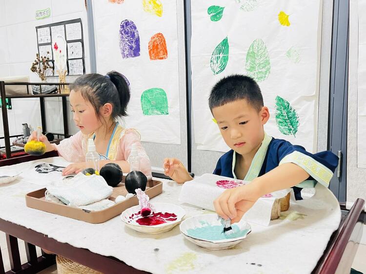 河北淶水：“花式”活動慶“六一”_fororder_圖為在淶水縣第二幼兒園，小朋友學習製作拓印。（李金璐 攝）