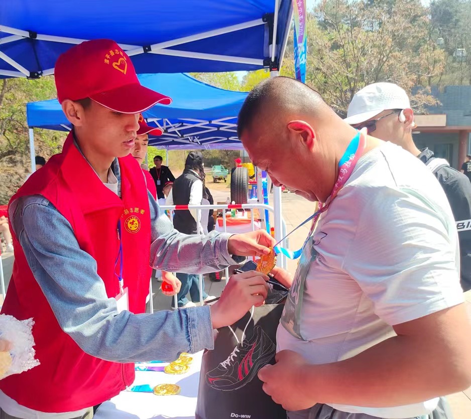共青團灤平縣委：青春在志願服務中綻放絢麗光彩_fororder_“長城馬拉松”——灤平縣青年志願者為參賽選手核對號碼牌