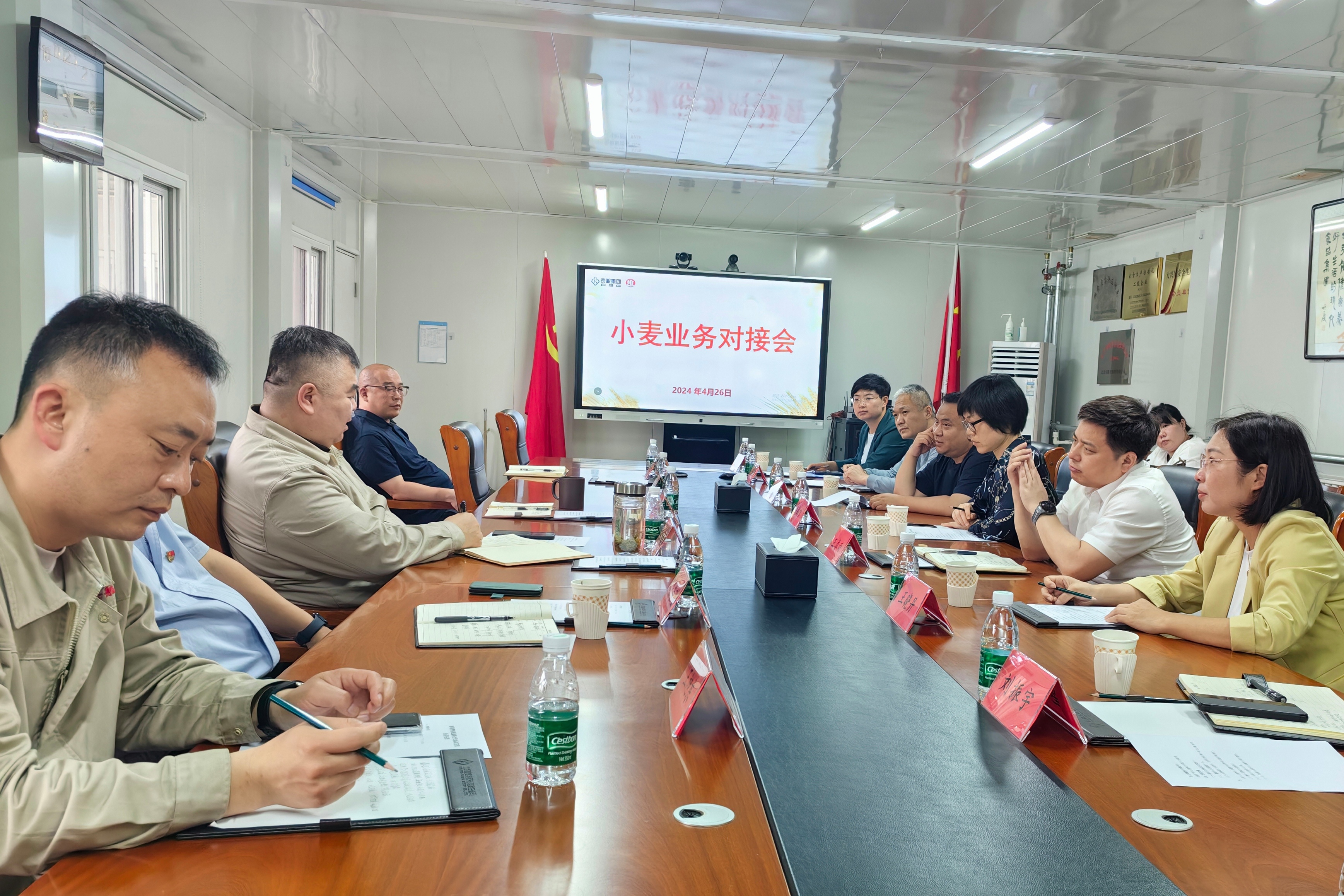 河北徐水：校政企共育 小種子生“金”_fororder_政府組織，育種和糧食企業對接洽談。李淑紅攝