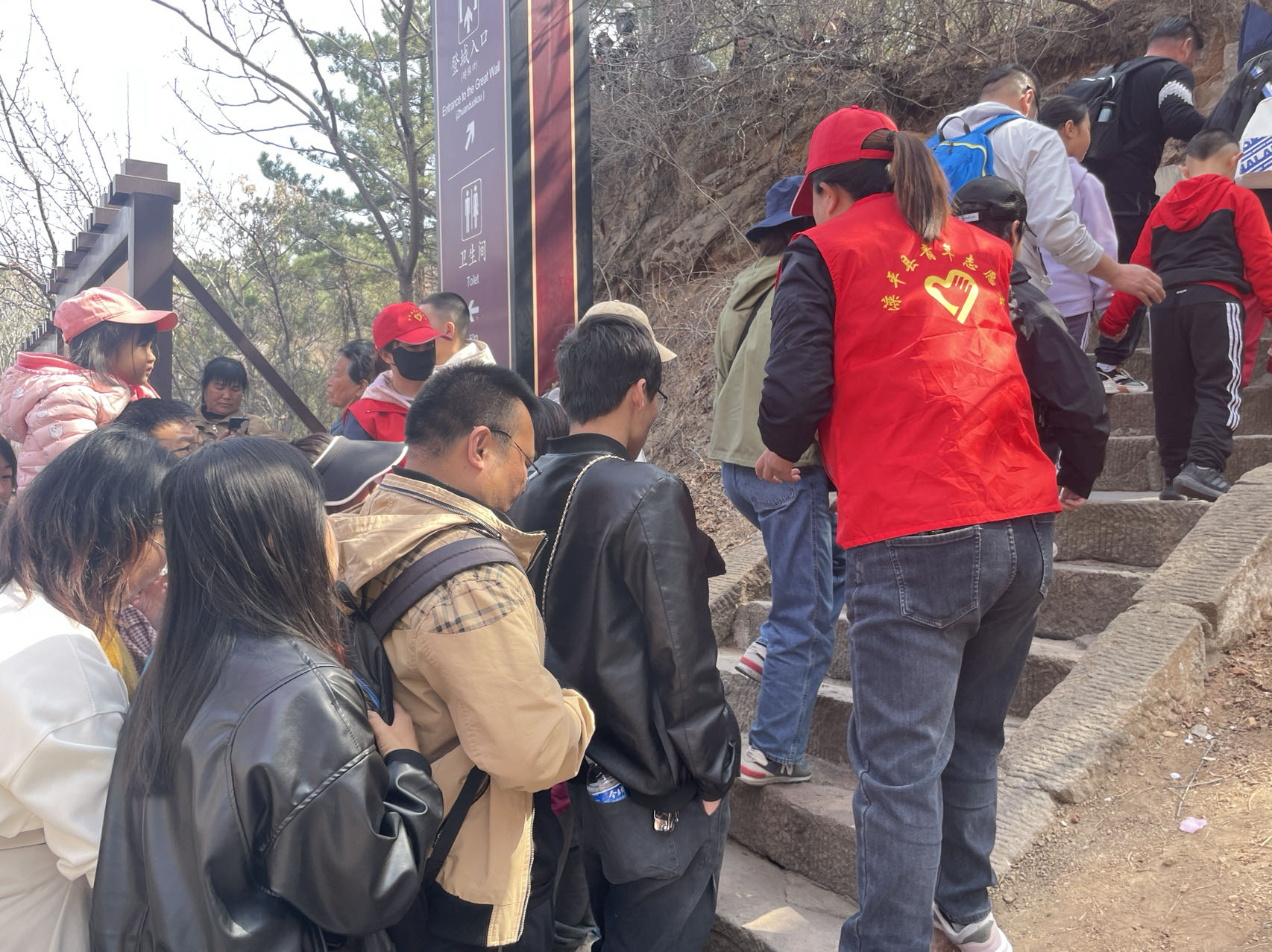 共青團灤平縣委：青春在志願服務中綻放絢麗光彩_fororder_“金山嶺長城杏花節”——灤平縣青年志願者在疏導分流、維持秩序
