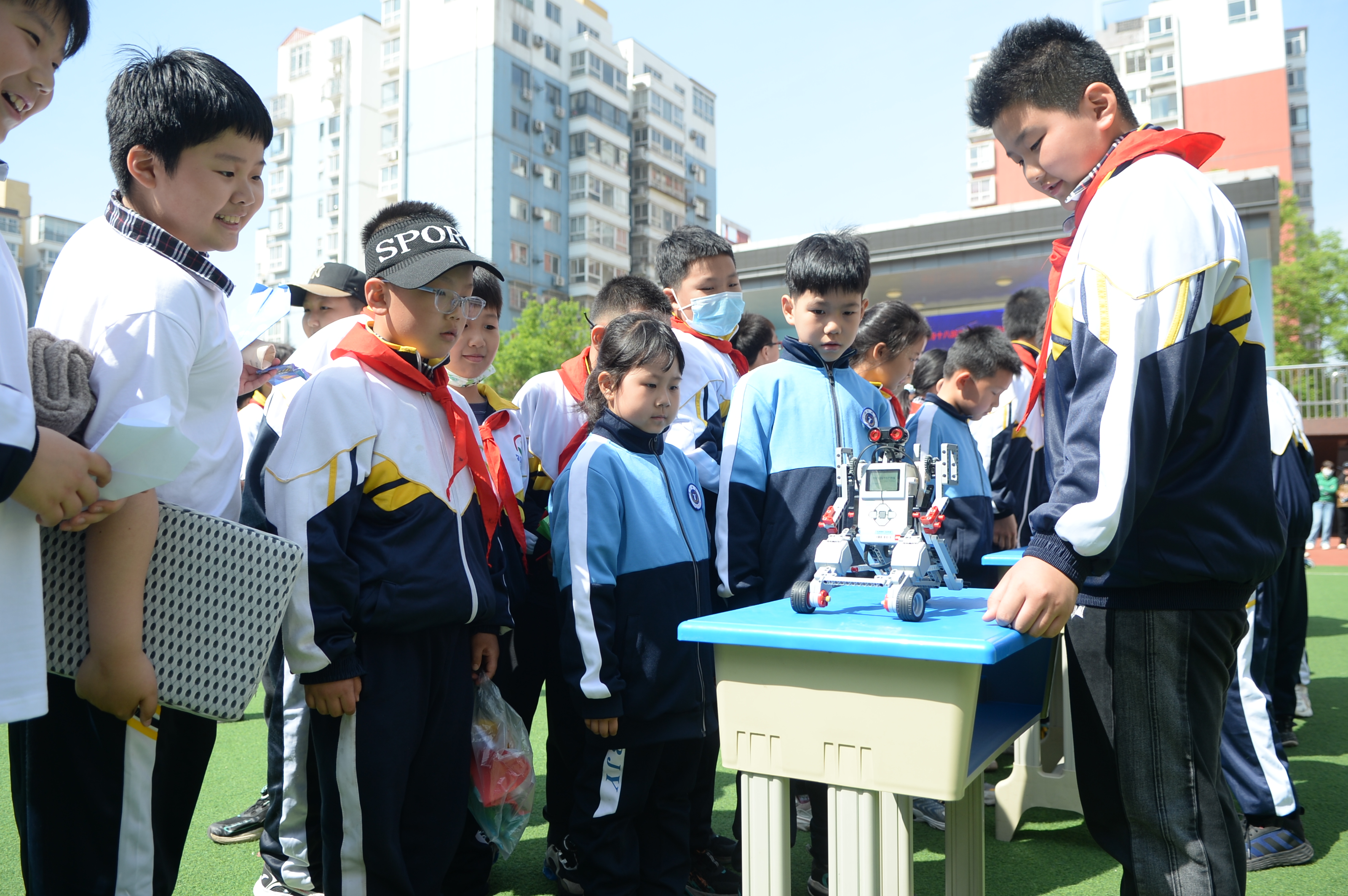 唐山路北：校園科技節放飛智慧夢想_fororder_圖為科技節現場，機器人社團孩子們進行機器人大賽展示。呂澤宣 攝