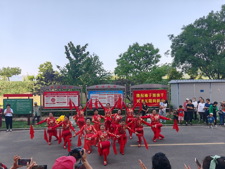 河北承德縣：粽香迎端午 和諧鄰裡情_fororder_圖二為：文藝演出活動現場。劉崢 攝