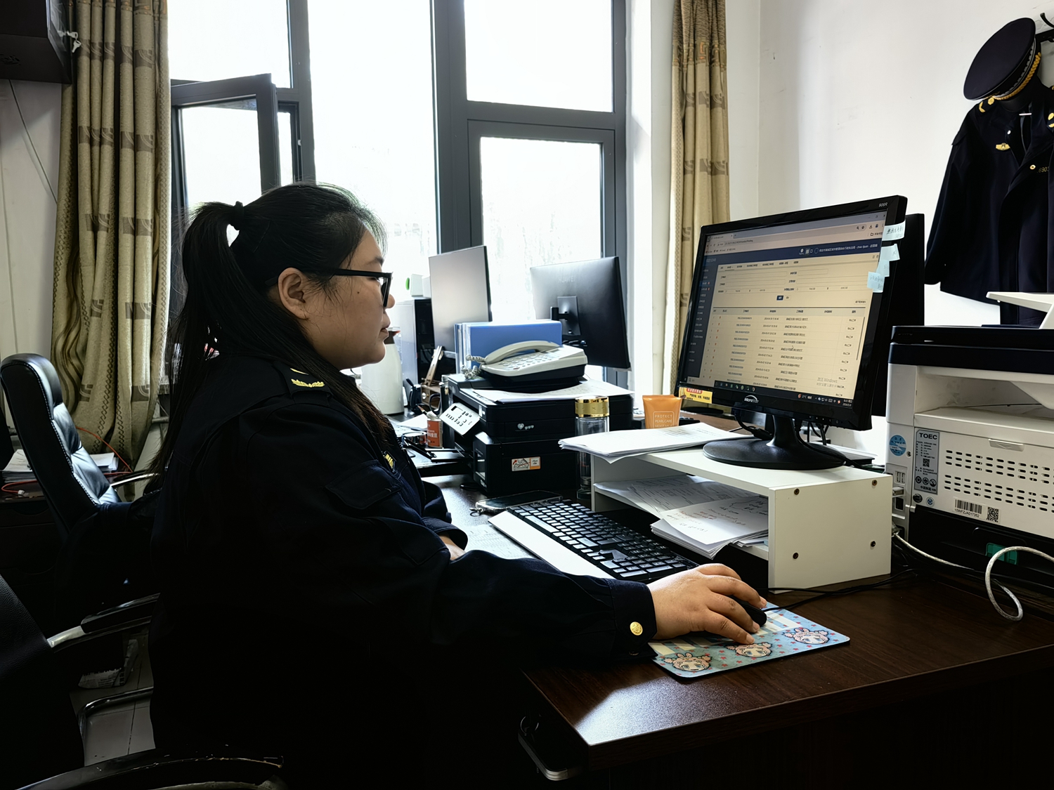 保定市滿城區：接訴即辦解民憂  紮實辦好民生事_fororder_工作人員從網上以最快速度結辦 攝影 康勝