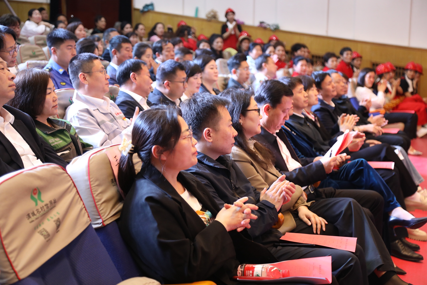 保定市滿城區：職工文藝匯演 致敬勞動者_fororder_精彩的文藝表演贏得了場下觀眾陣陣掌聲 攝影 張麗娟
