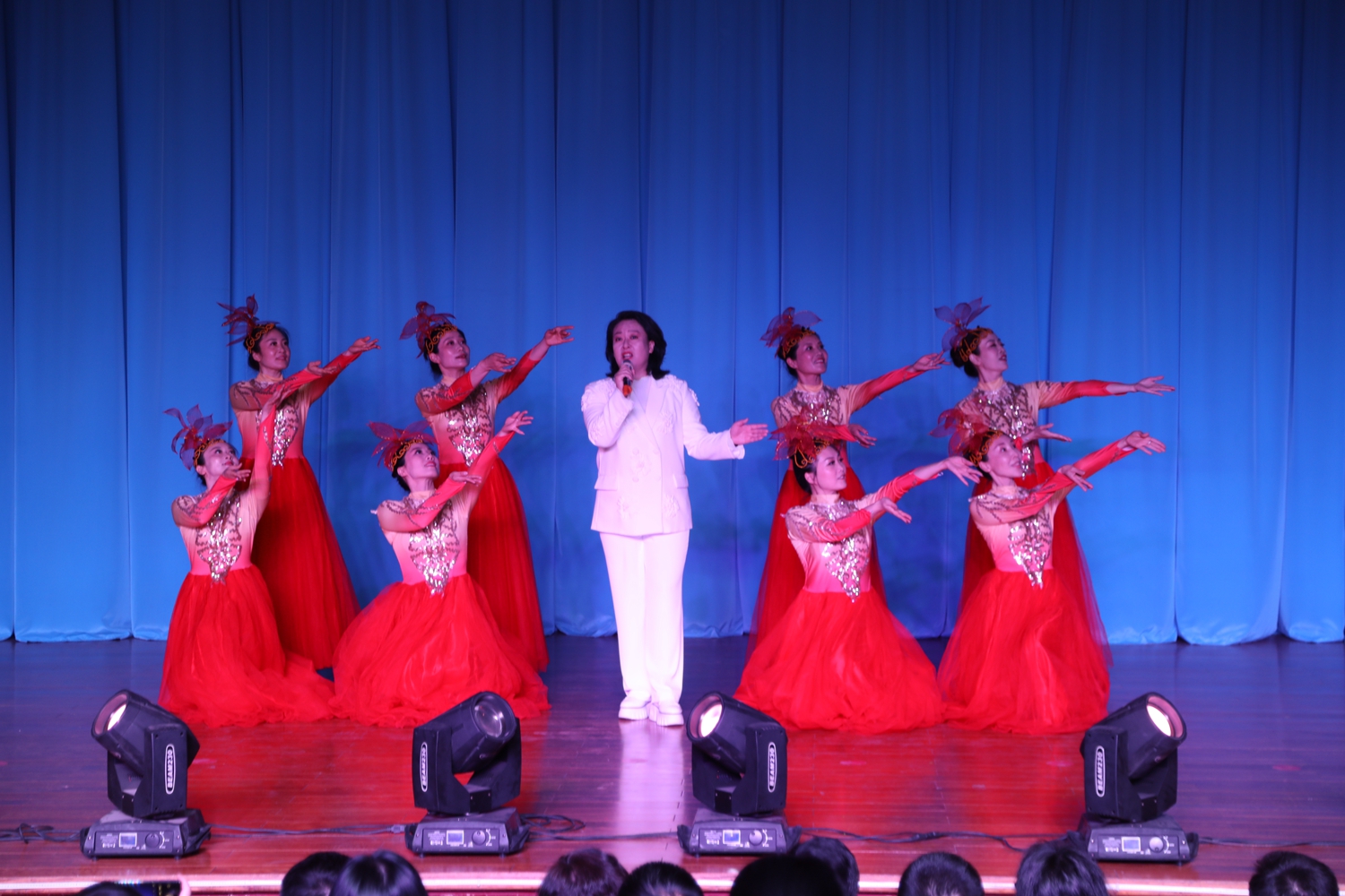 保定市滿城區：職工文藝匯演 致敬勞動者_fororder_歌伴舞《天耀中華》 攝影 張麗娟