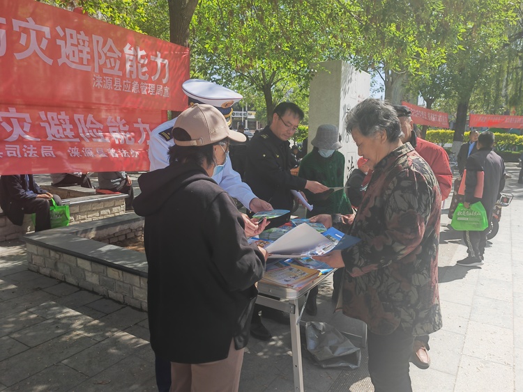 河北淶源：“5·12全國防災減災日”法治宣傳活動啟動_fororder_1.5消防工作者為過往群眾發放防災減災救災宣傳資料