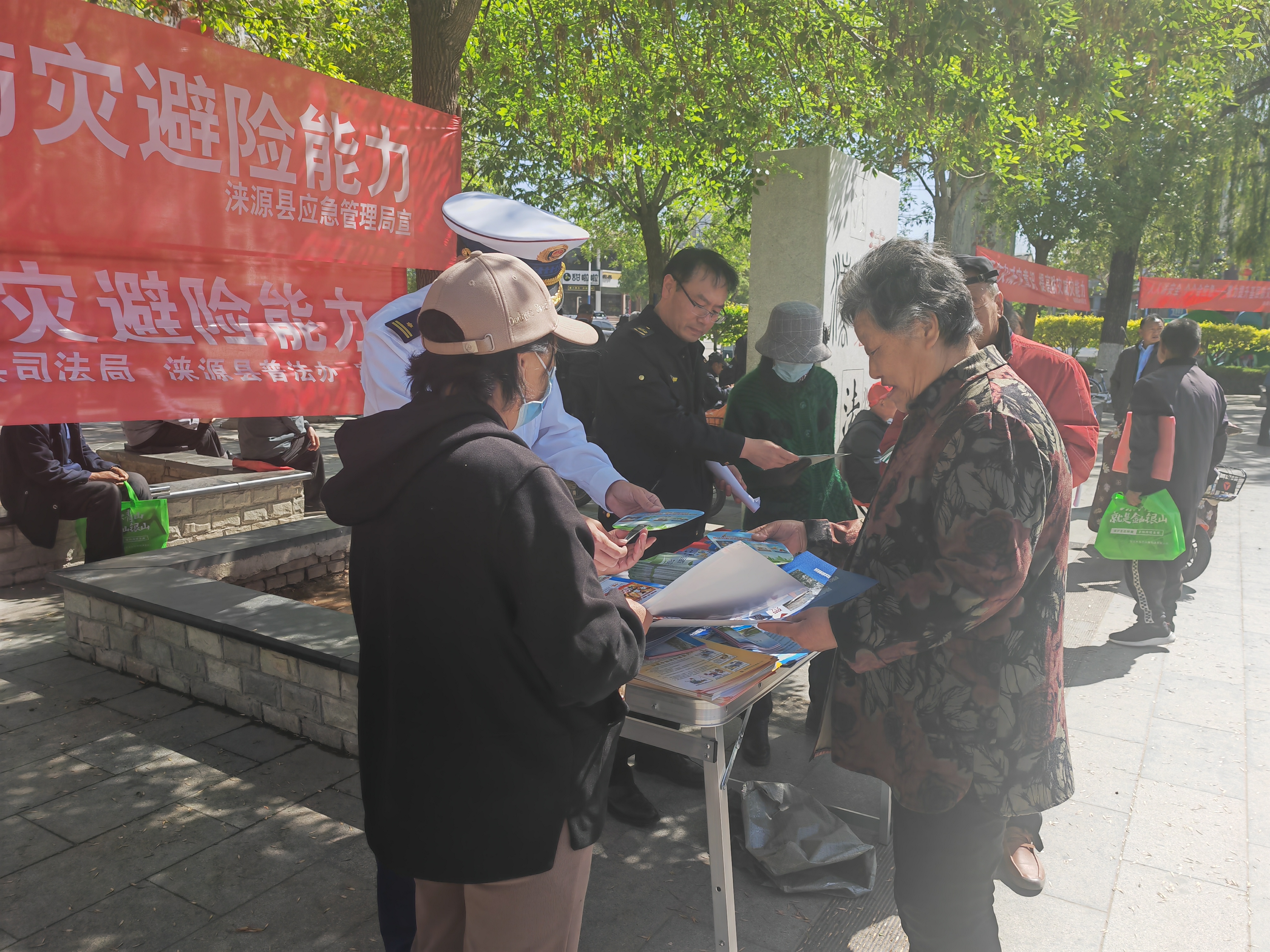 河北淶源：“5·12全國防災減災日”法治宣傳活動啟動_fororder_1.5消防工作者為過往群眾發放防災減災救災宣傳資料