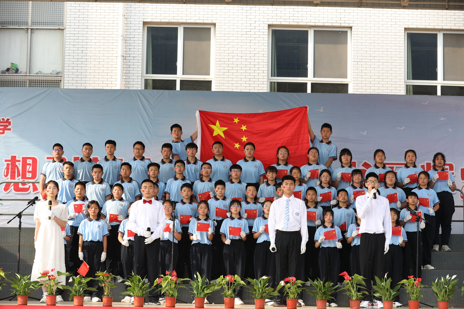 保定市滿城區：校園音樂思政課 培根鑄魂育新人_fororder_滿城區滿城鎮中學校園音樂思政課現場 攝影 張麗雙