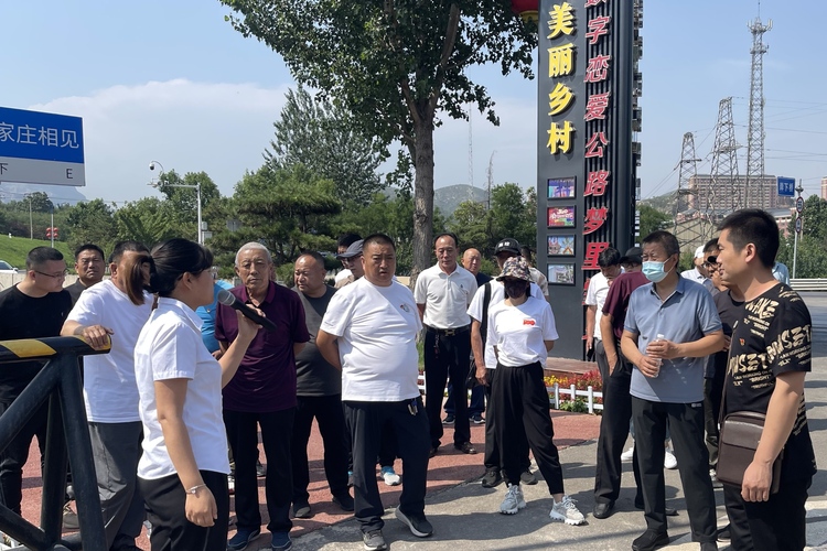河北徐水：文明村鎮幫帶 和美花開滿園_fororder_兩位村支書帶領兩村黨員外出學習集體經濟發展經驗。張珊 攝