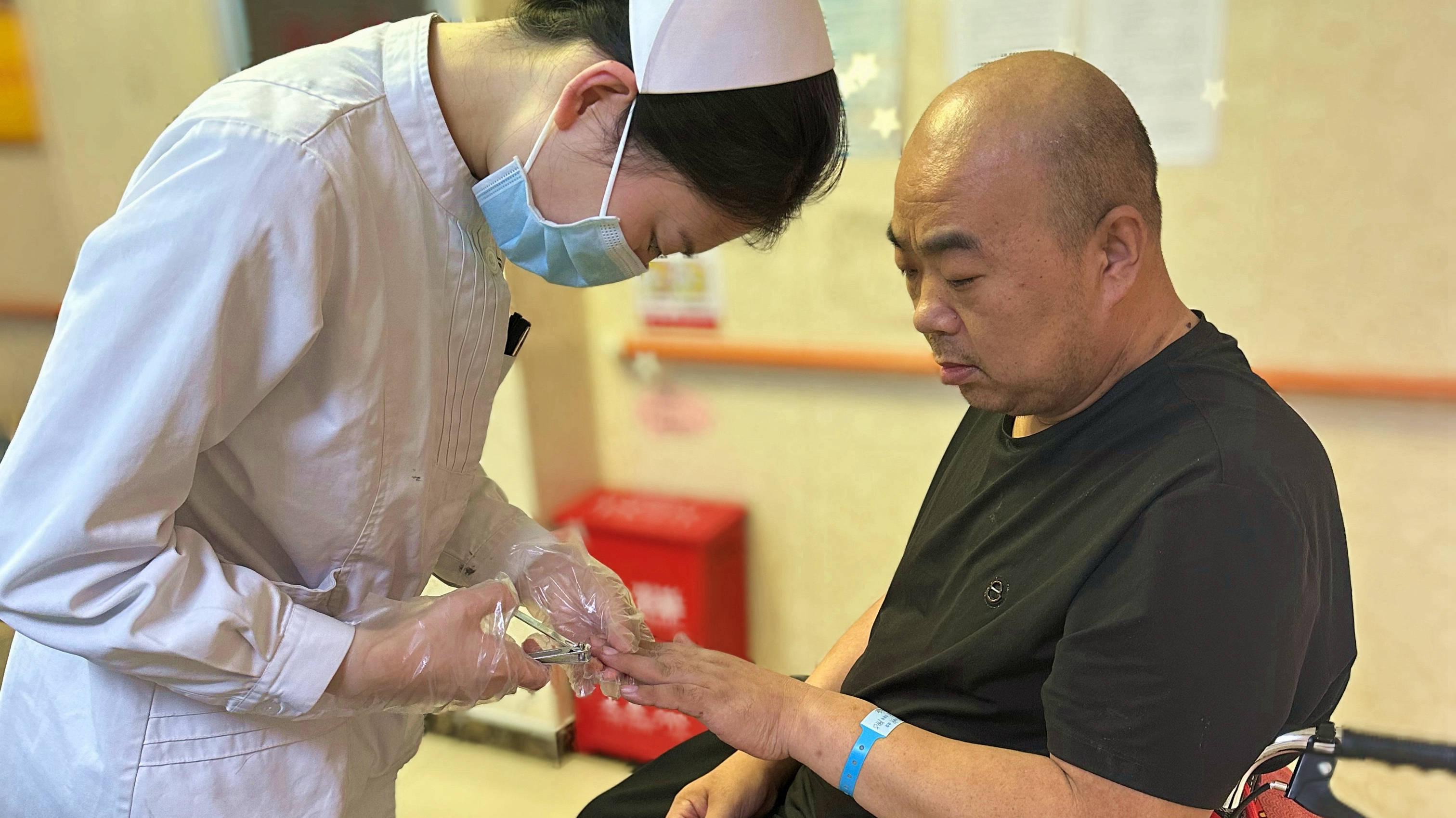 河北唐縣舉辦5.12國際護士節“天使就在身邊”攝影比賽_fororder_護士幫助患者修剪指甲
