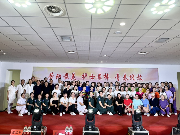 保定市滿城區舉行“5.12”國際護士節文藝演出暨表彰大會_fororder_表彰人員、演出人員合影留念 攝影 趙向楠