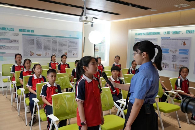 保定市滿城區：檢愛同行 共護花開_fororder_檢察官與學生之間親情互動 攝影 范芳芳