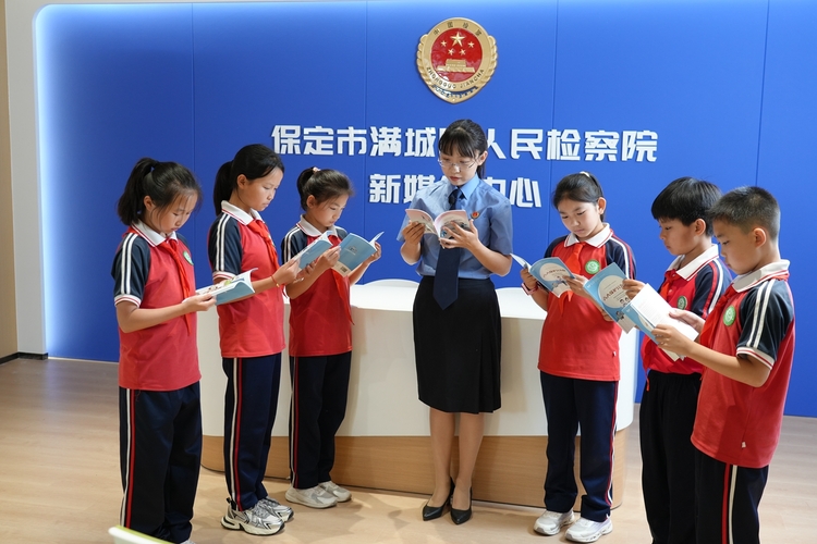保定市滿城區：檢愛同行 共護花開_fororder_共同學習相關法律知識 攝影 范芳芳