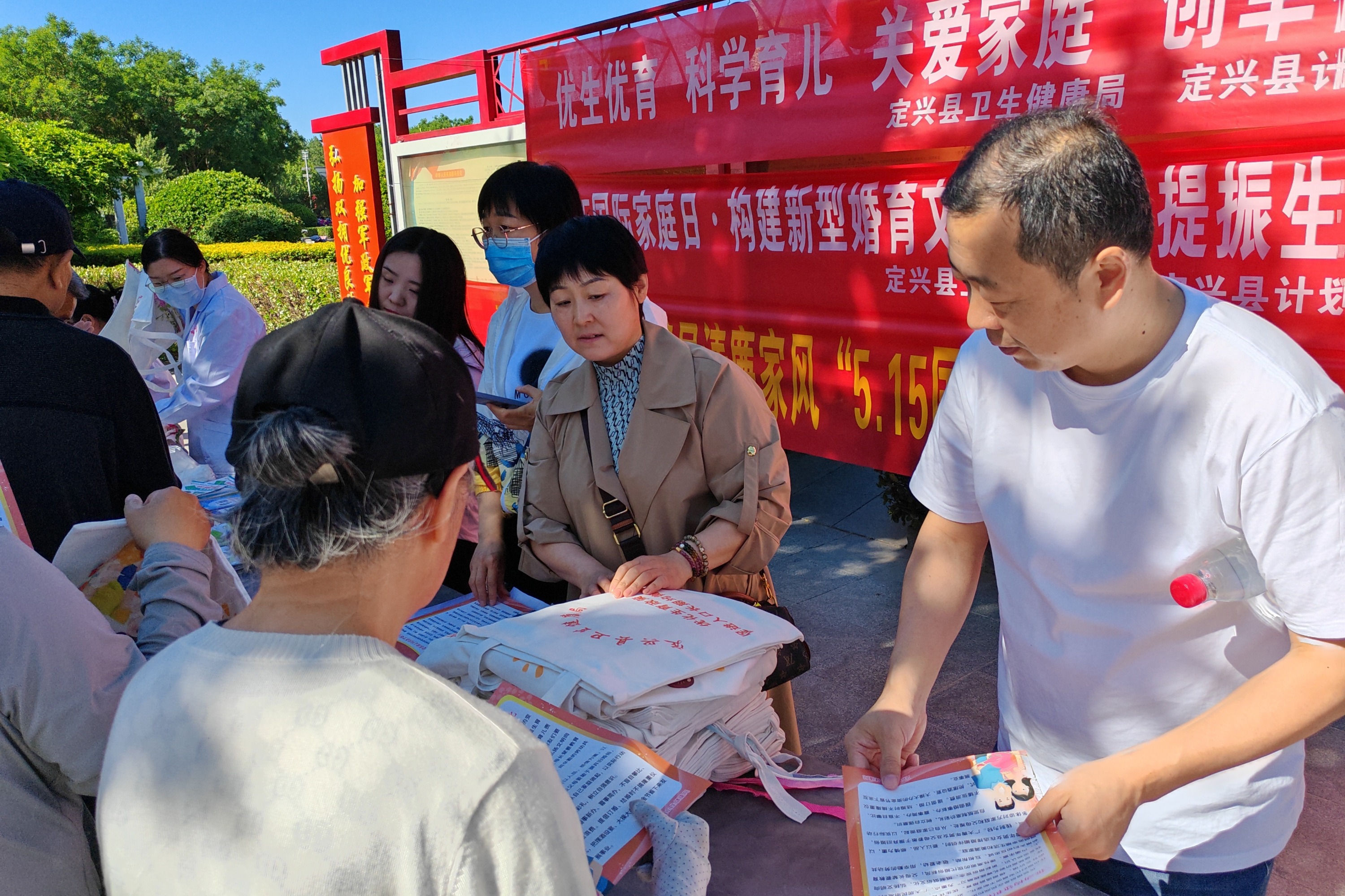 河北定興：“國際家庭日”宣傳 助力文明城市建設_fororder_006