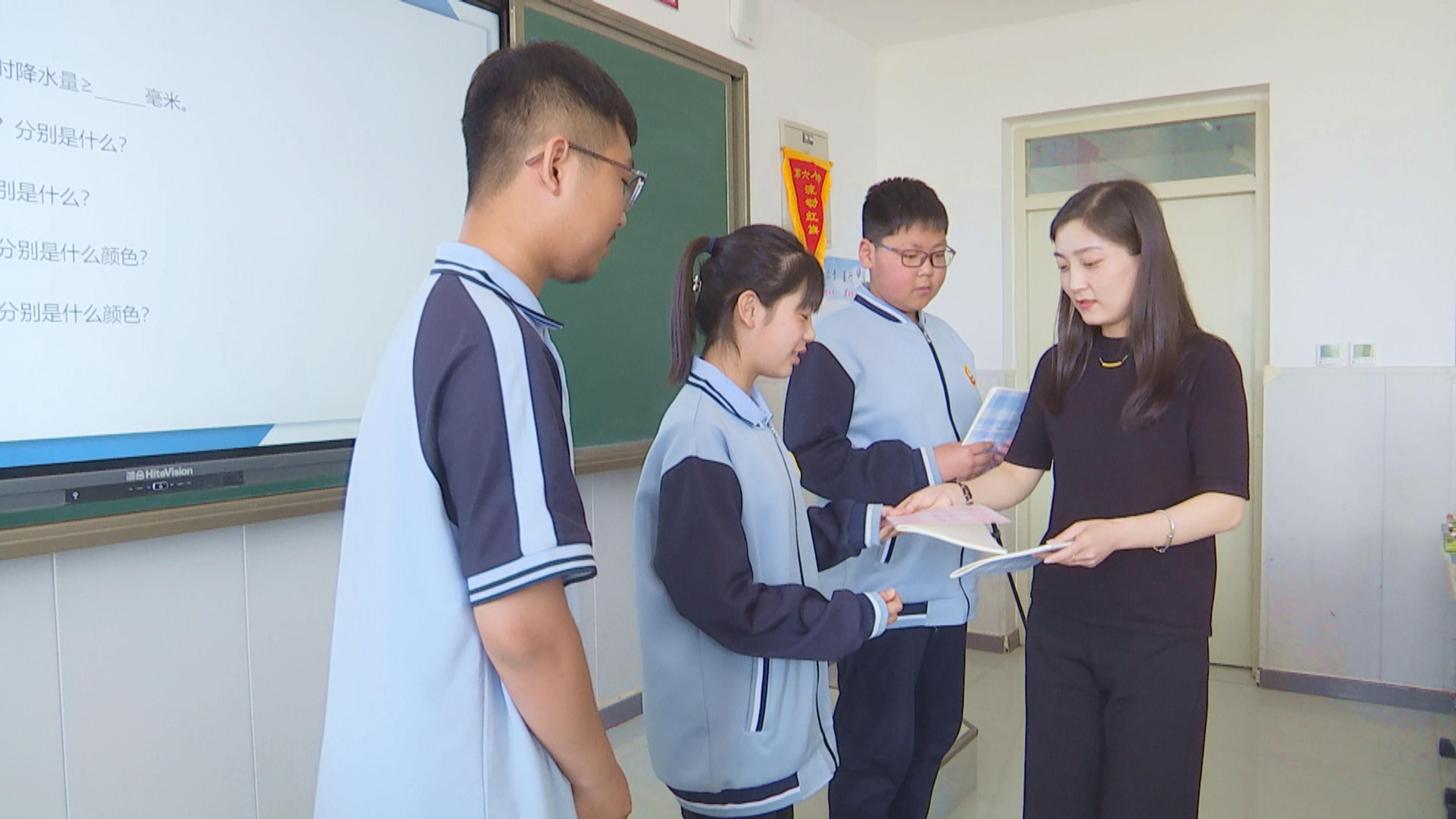 河北唐縣：氣象科普進校園 科學種子種心田_fororder_氣象科普員向獲獎學生頒發禮品