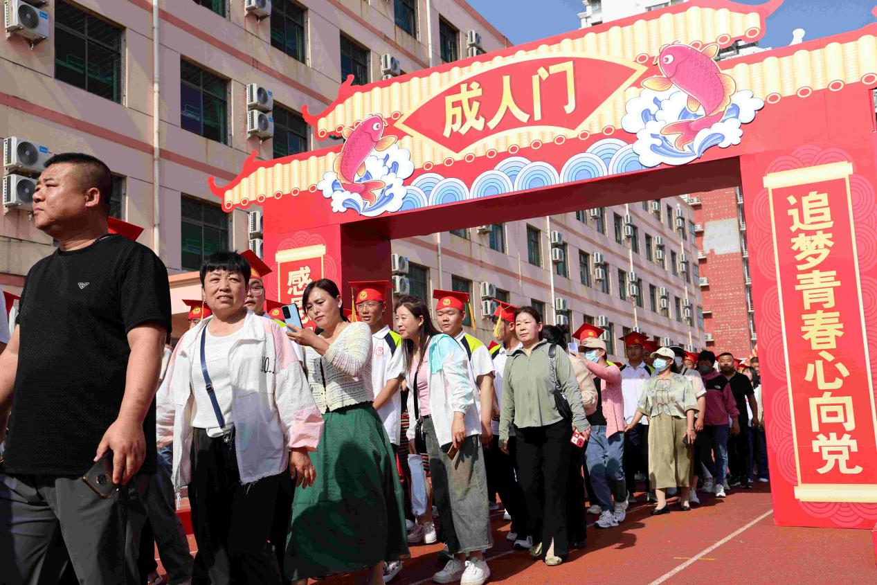河北泊頭二中為1300名學生舉行成人禮_fororder_圖片 2