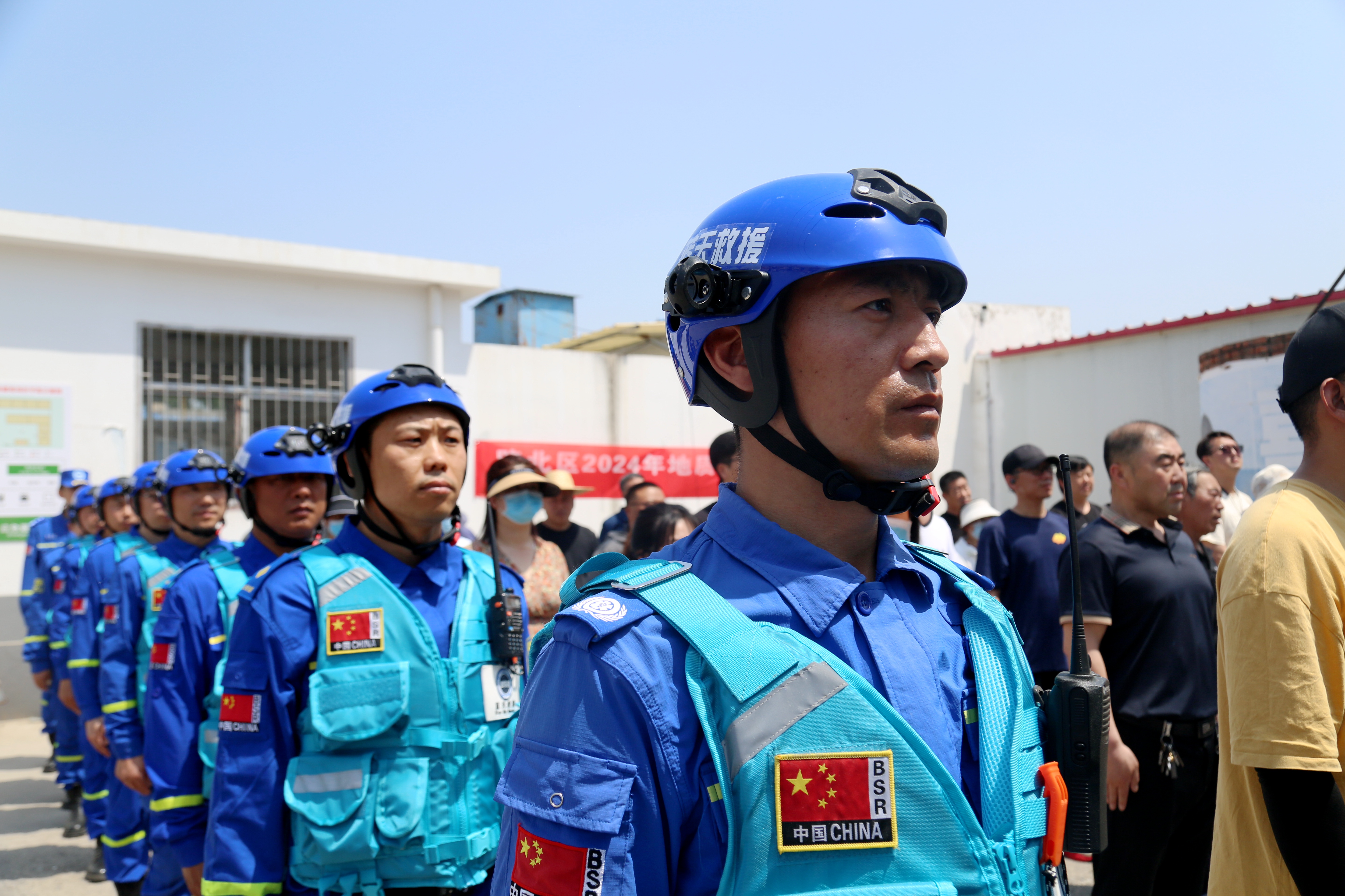 唐山市路北區開展防汛及地質災害  應急救援轉移避險演練_fororder_圖為演練現場，各參演隊伍集結待命。馬雅雄 攝 (2)