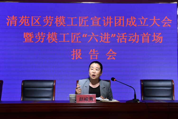 河北清苑：勞模宣講進校園 工匠精神入人心_fororder_勞動模範分享個人奮鬥故事。 趙琪攝.JPG