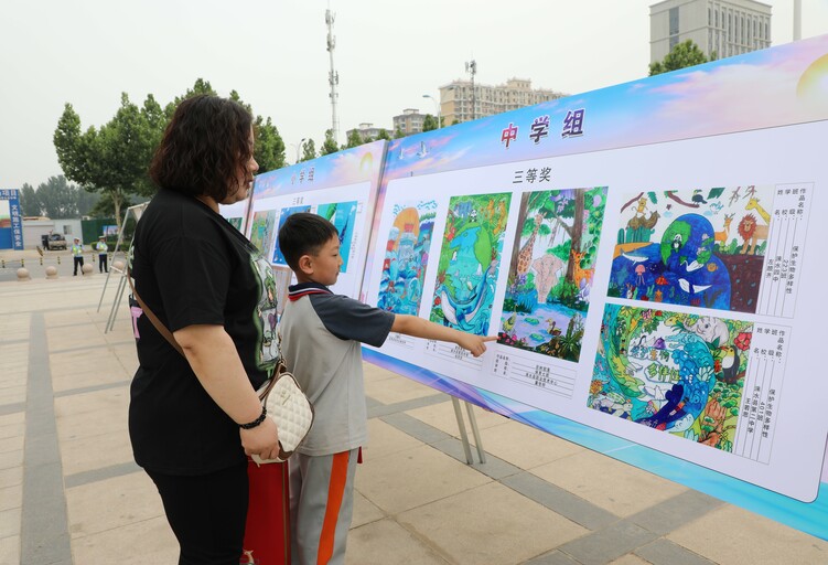 河北淶水：保護生物多樣性 共同守護綠色家園_fororder_圖為家長引導孩子了解生物多樣性。（徐梓鈺 攝）