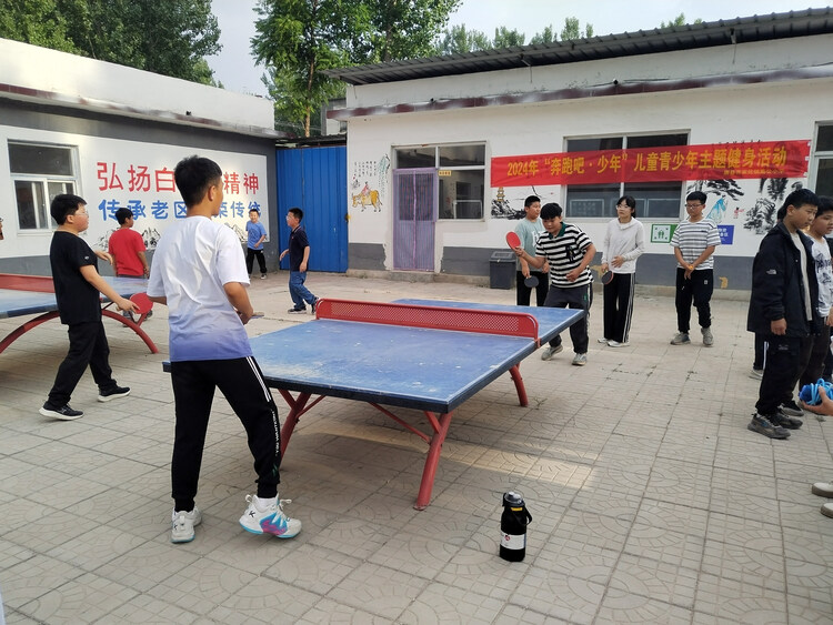圖片默認標題_fororder_乒乓球賽場，學生們使出渾身解數