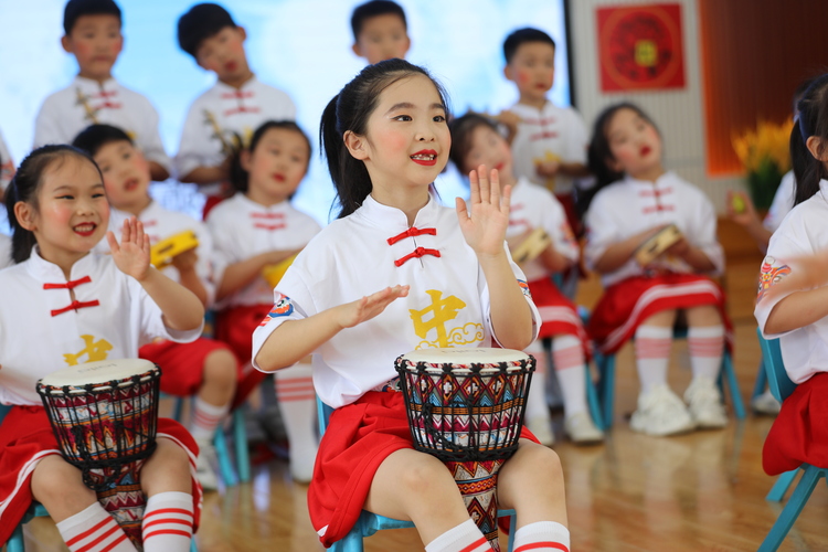 河北淶水：“花式”活動慶“六一”_fororder_圖為在淶水縣幼兒園，小朋友在進行打擊樂表演。（徐梓鈺 攝）